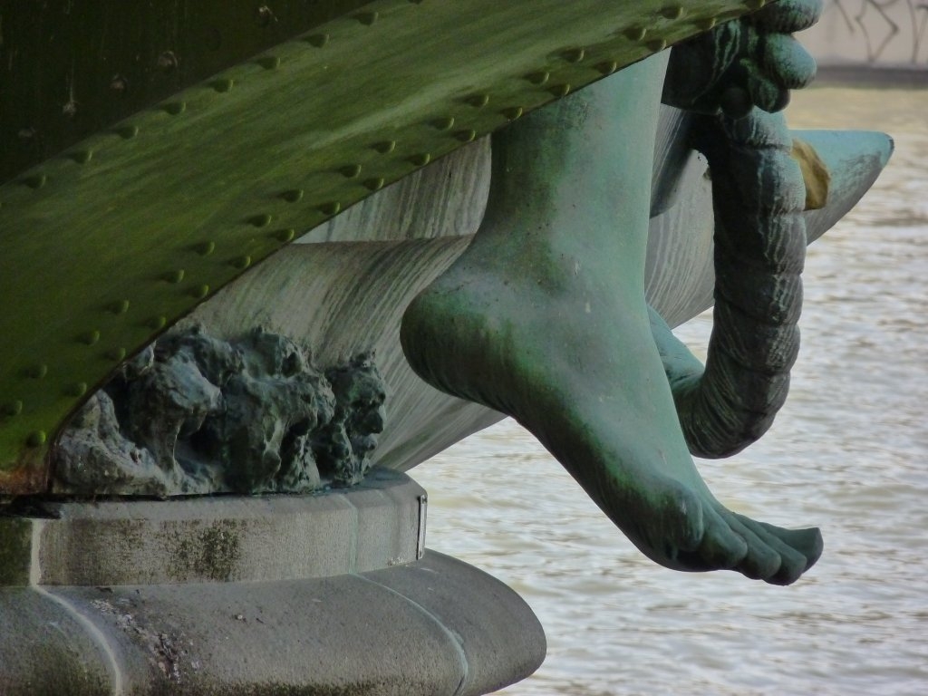 Détail d'une statue du pont Mirabeau