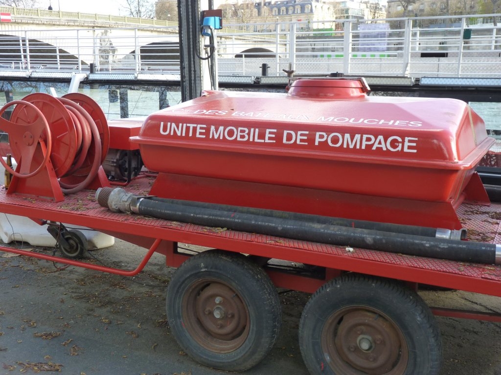 Unité mobile de pompage, port de la conférence au pied du pont des Invalides