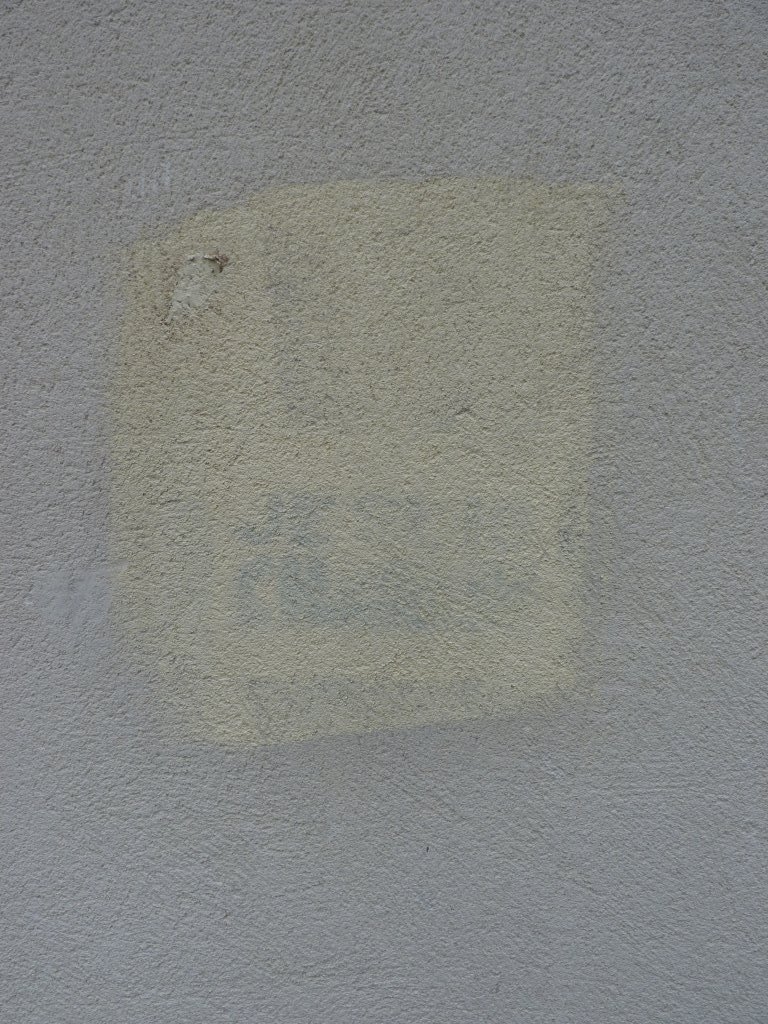 Tag "Je suis Charlie" effacé sur un mur.