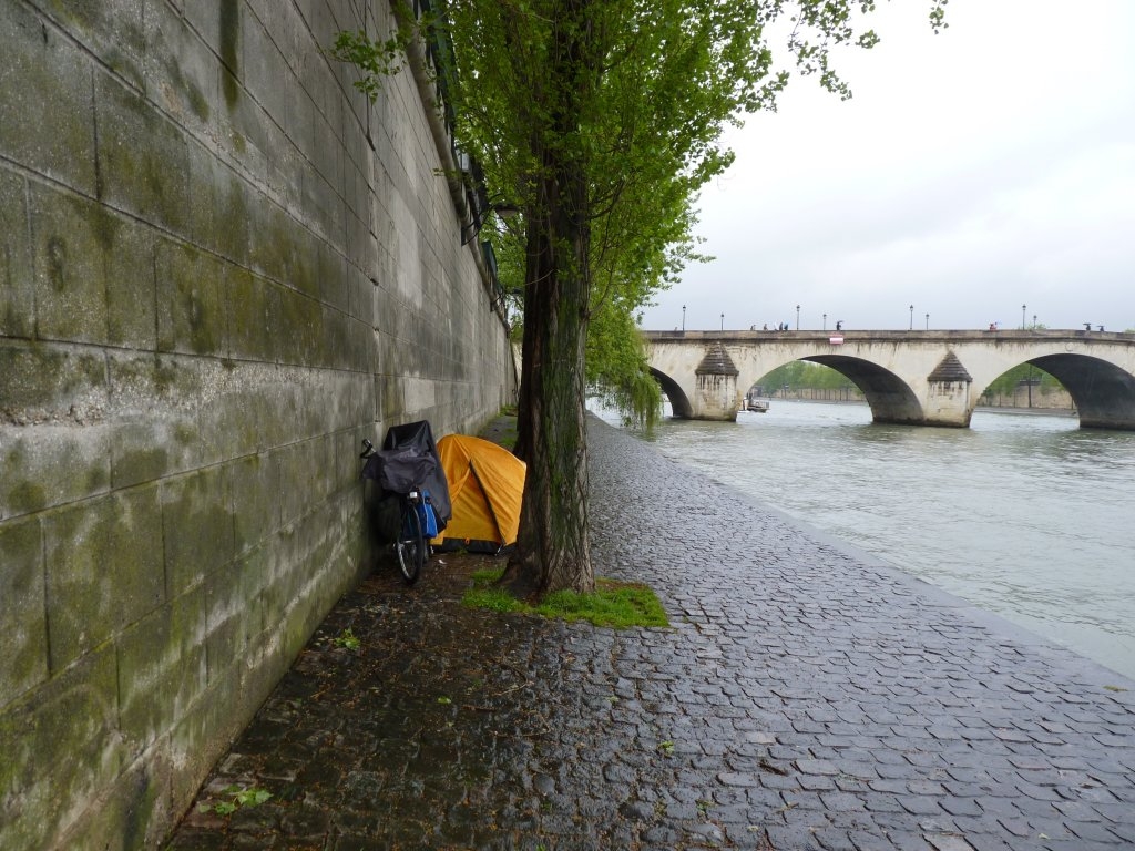 Bivouac de cyclo-randonneur Port des Saints-Pères.