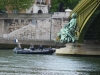 Bateau de la préfecture de police amarré à une pile du pont Mirabeau