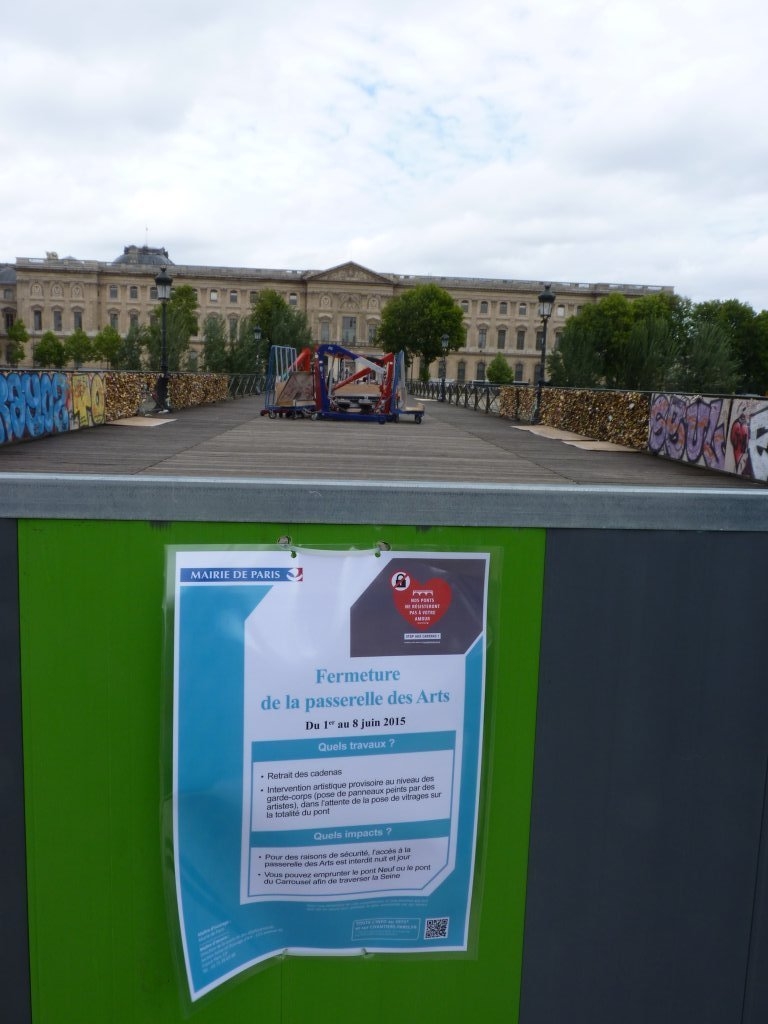 Fermeture du Pont des Arts pour retrait des cadenas et pose de panneaux provisoires.
