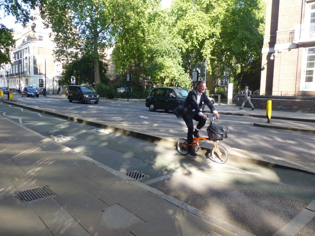 Un brompton dans les rues de Londres.