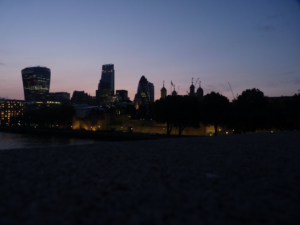 Crépuscule sur la Tamise, les tours de la Cité et la tour de Londres.