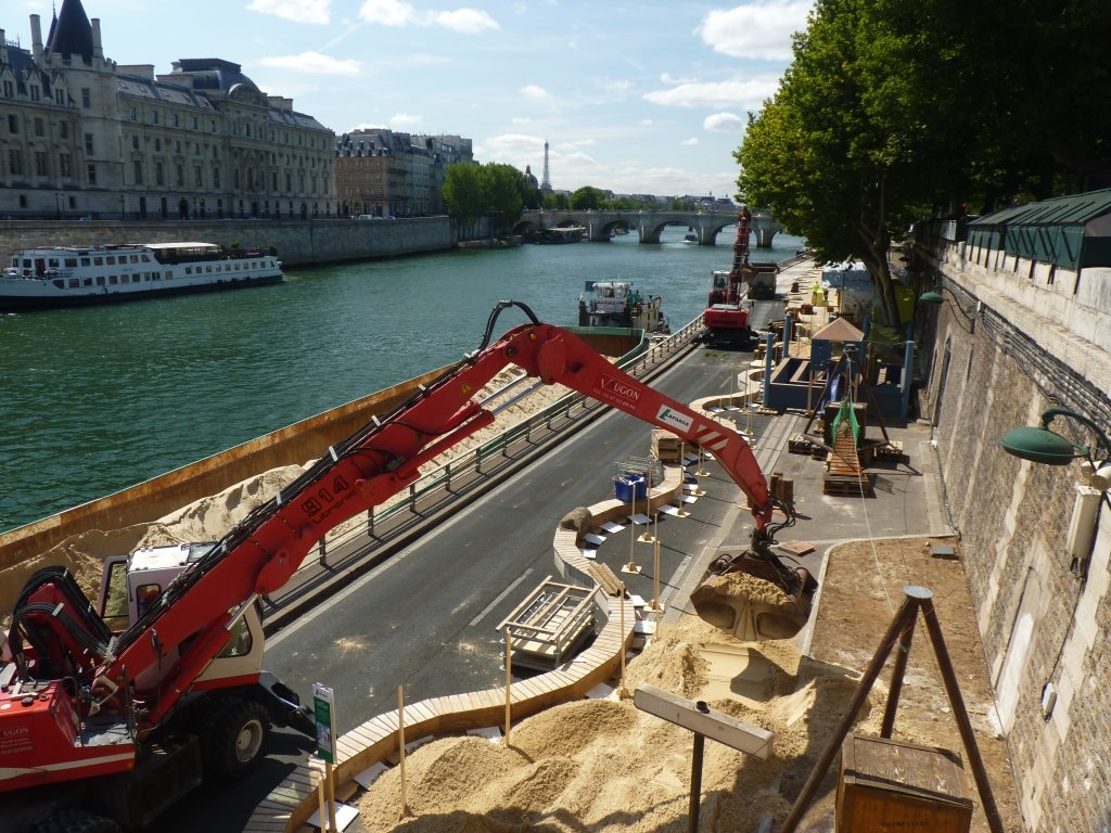 Le sable de Paris Plages arrive à pleines barges.