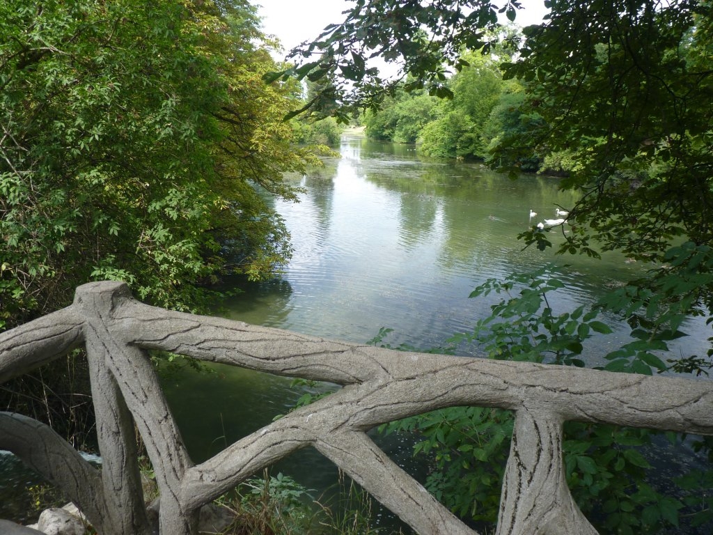 Garde-corps en rocaille surplombant un lac du Bois de Boulogne.