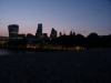Crépuscule sur la Tamise, les tours de la Cité et la tour de Londres.