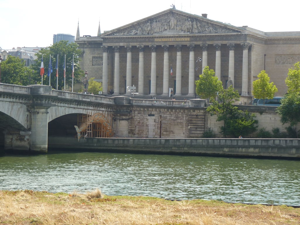 Sculpture baleine devant l'Assemblée Nationale