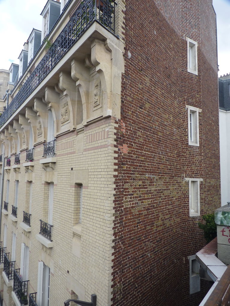 Façade à l’angle entre la rue du Hameau et la petite ceinture.