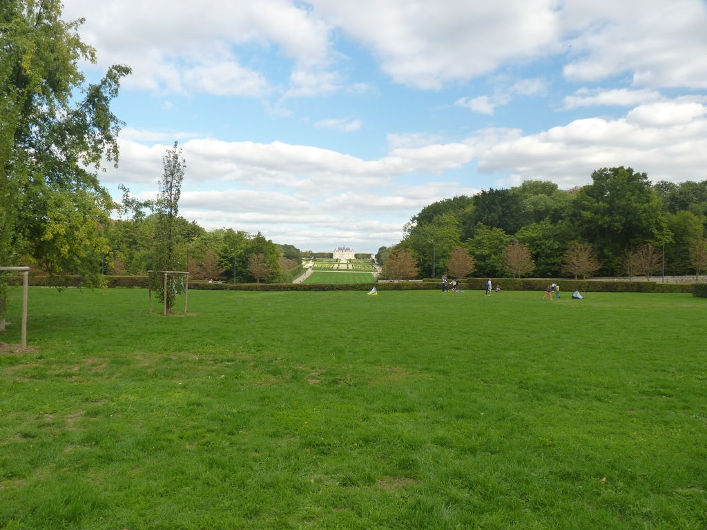 Vue sur le château de Sceaux depuis la coulée verte du sud parisien.