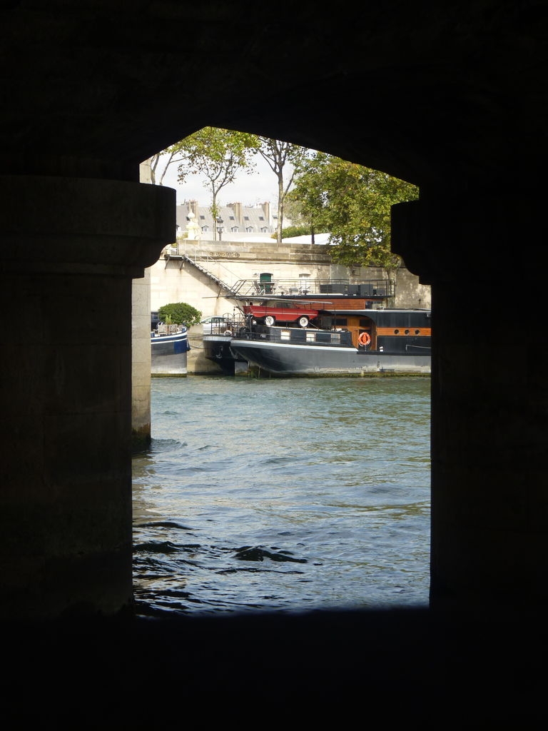 Sous le pont de la Concorde