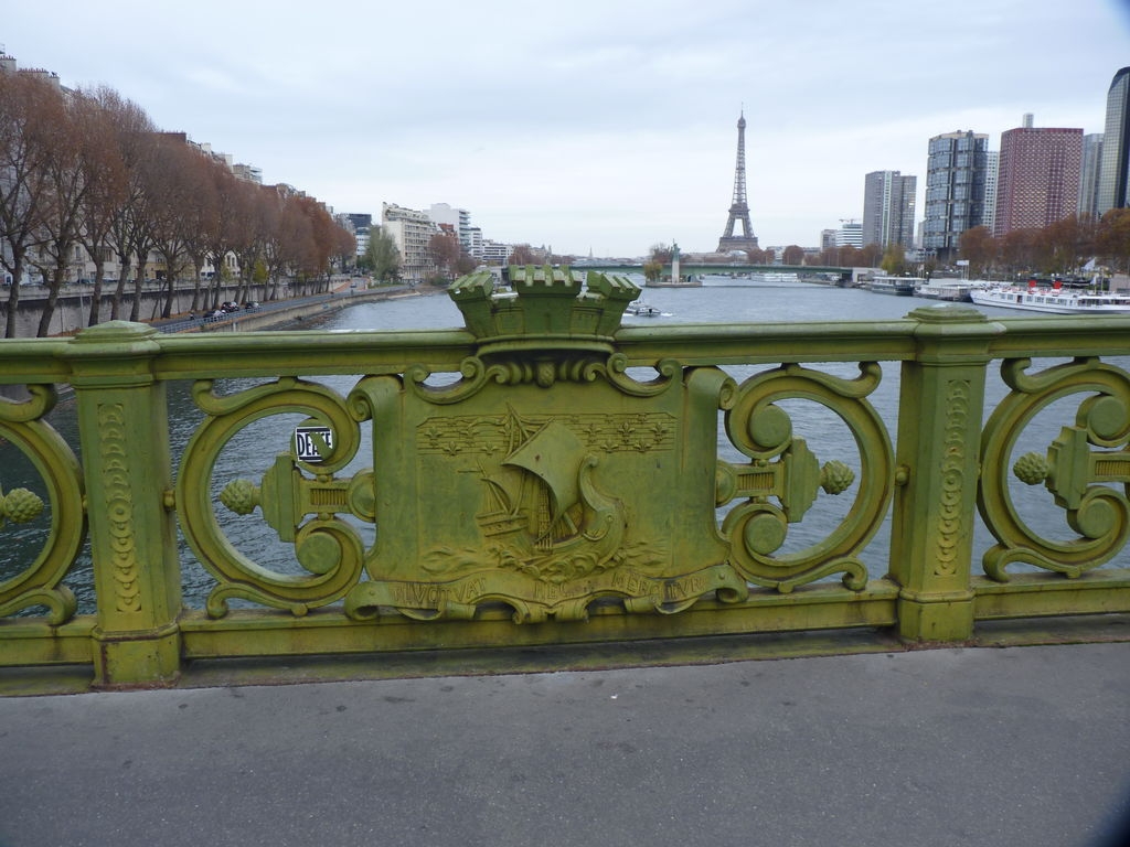 Blason et devise de Paris sur le parapet du pont Mirabeau